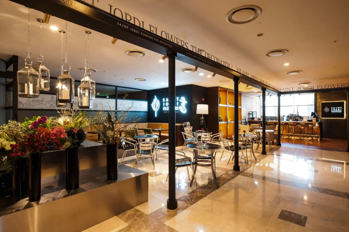 클래식 랜턴과 플라워가 어우러진 프리미엄 카페